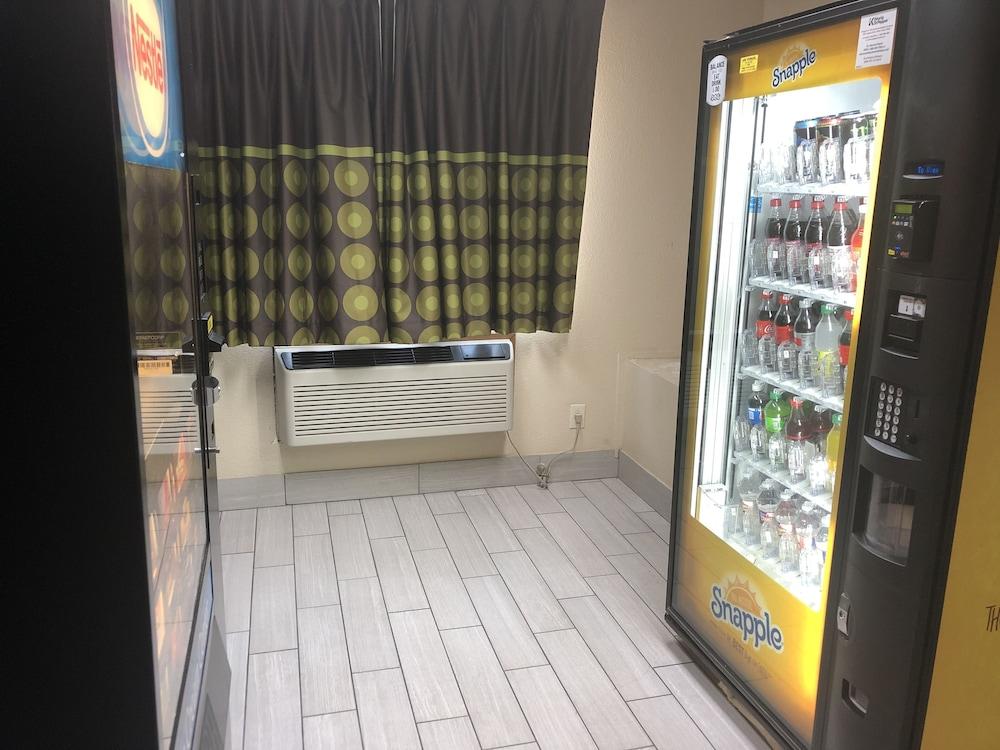 Super 8 By Wyndham Bedford Dfw Airport West Motel Ngoại thất bức ảnh